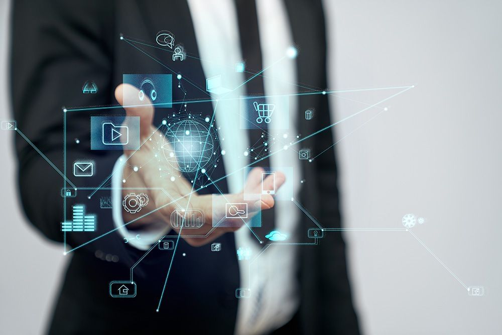 Ein Mensch mit Anzug, mit grafischer Darstellung | CDA IT Systems GmbH